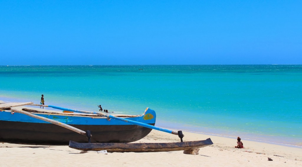 Piroga-spiaggia-Madagascar